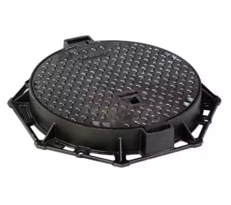 Heavy‑duty D400 Octo Frame manhole cover (Ø 600 mm clear opening) with self‑engaging slam lock and 90° safety block. Ductile iron, anti‑slip surface, EPDM seal—BS EN 124:2015 compliant.